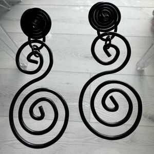Vintage Black Swirl Earrings 😍